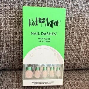 Red Aspen Green Nail Dashes